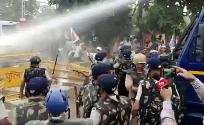 Farmers broke barricades in Haryana, water cannons used