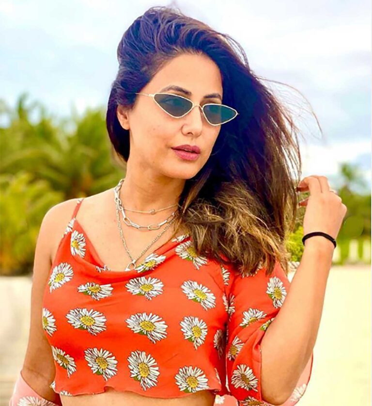 Hina Khan प्रिंटेड ऑरेंज केप और पैंट सेट में धूप सेंकती हुई। देखें तस्वीरें