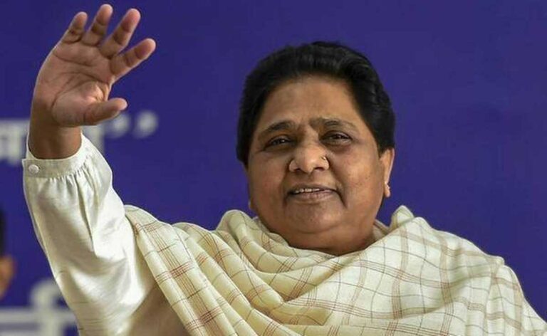 Mayawati ने सड़कों की खराब स्थिति को लेकर यूपी सरकार की खिंचाई की