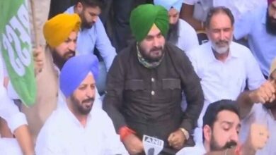 Navjot Sidhu warns up govt over Priyanka gandhi arrest