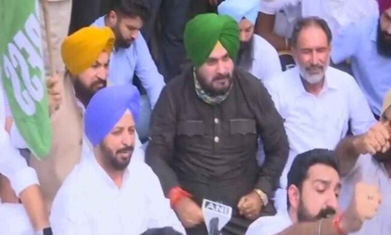 Navjot Sidhu warns up govt over Priyanka gandhi arrest