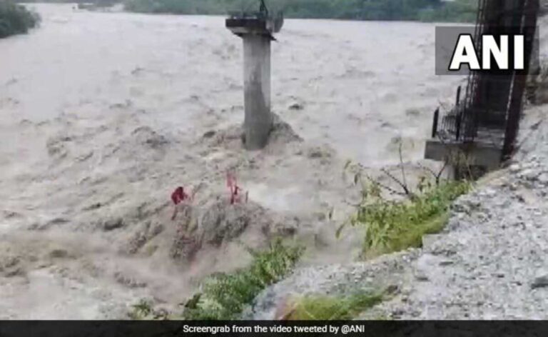 Uttarakhand में बाढ़ के बीच निर्माणाधीन पुल बह गया