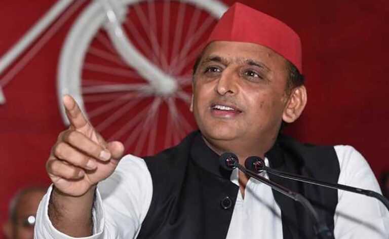 उत्तर प्रदेश में बीजेपी विधायक और बसपा के 6 विधायक Samajwadi Party में शामिल