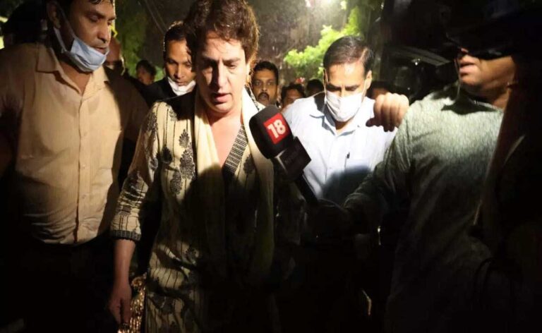 Priyanka Gandhi यूपी पुलिस से: “मुझे वारंट दिखाओ”