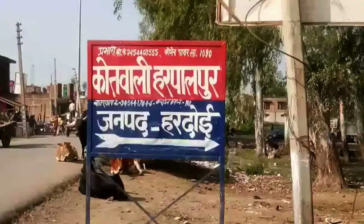 Hardoi में पत्नी और मासूम बेटी को दर्दनाक मौत देने के बाद खुद लगाई फांसी