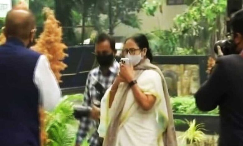 "Shah Rukh Khan Victim": Mamata Banerjee Targets BJP In Mumbai