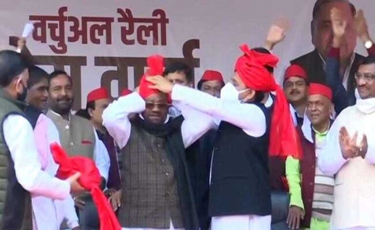 Akhilesh Yadav से जुड़े यूपी सरकार के 2 पूर्व मंत्री और कई विधायक