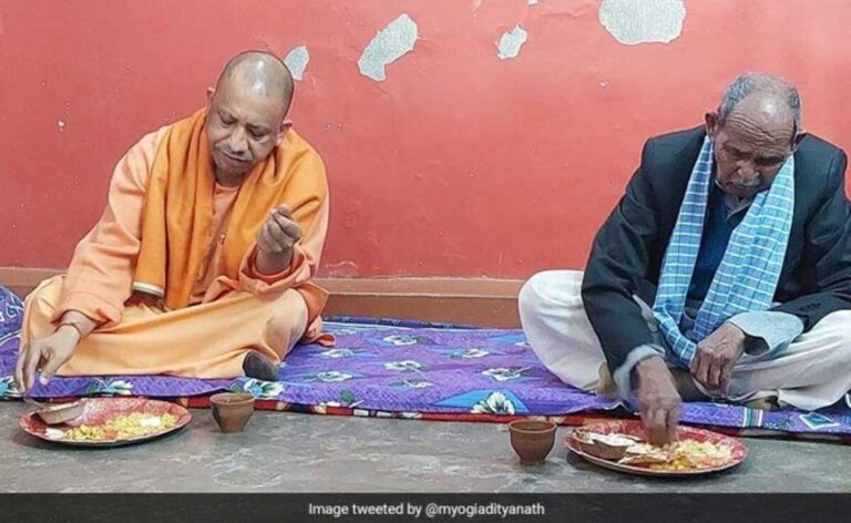 Yogi Adityanath का दलित के घर में खाना, विद्रोही नेता अखिलेश यादव की पार्टी में शामिल