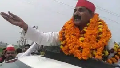 Samajwadi Party candidates face to face with police over Covid rules