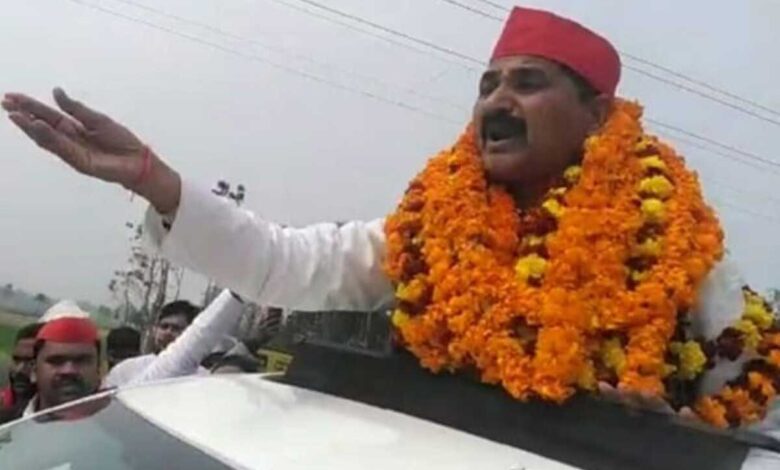 Samajwadi Party candidates face to face with police over Covid rules