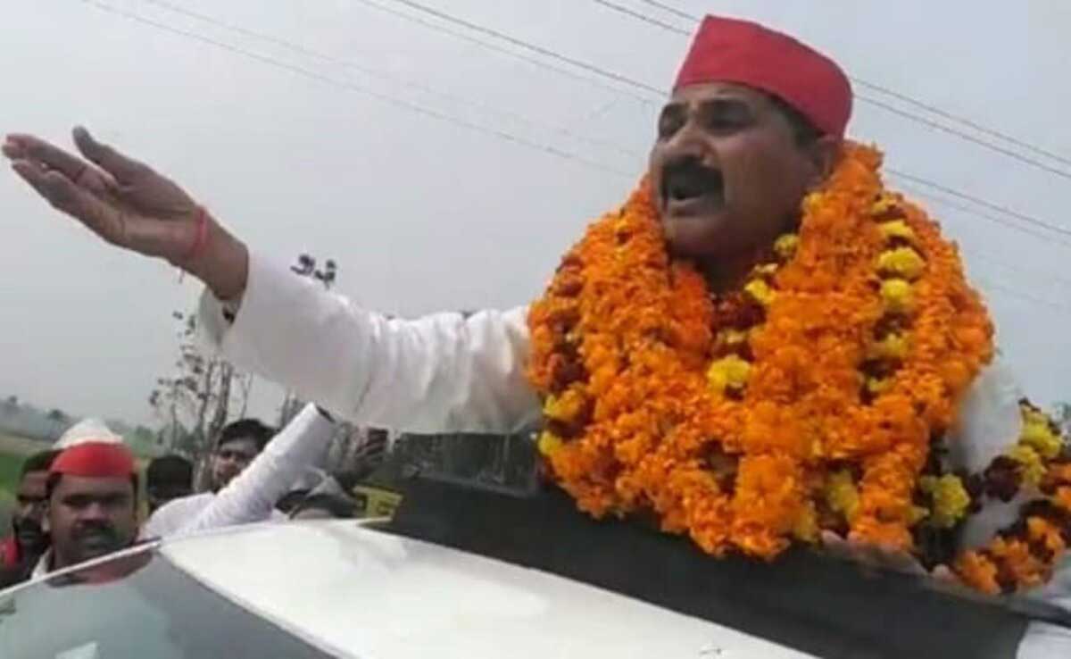 Samajwadi Party candidates face to face with police over Covid rules