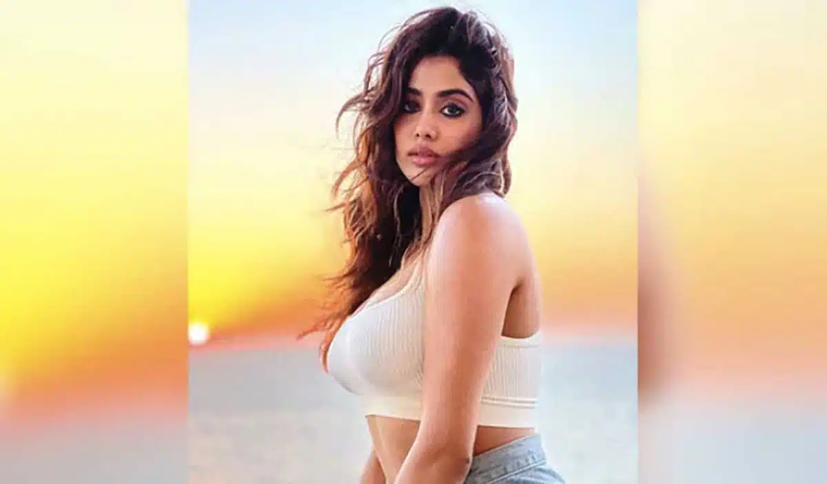 Janhvi Kapoor एक स्टाइलिश व्हाइट पोशाक में समर वाइब्स दे रही हैं