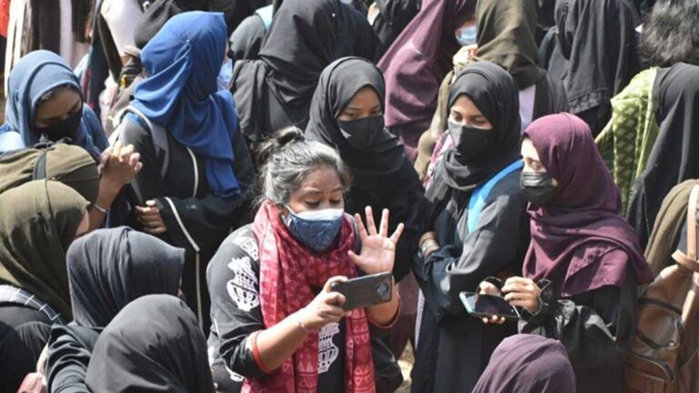 Hijab विवाद पर अमेरिकी टिप्पणी के बाद भारत: “प्रेरित टिप्पणियों का स्वागत नहीं है”