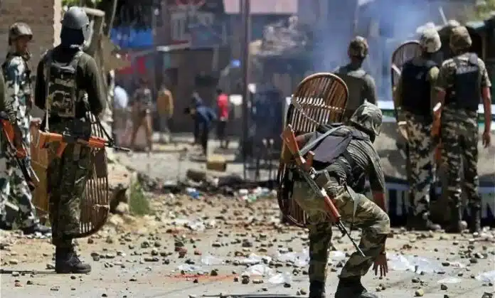 Clashes between stone pelters, jawans after Srinagar encounter