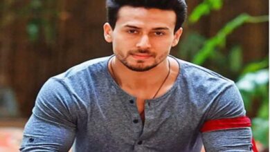 Tiger Shroff celebrates birthday on the sets