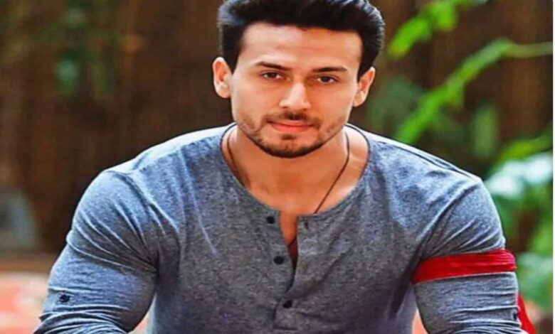 Tiger Shroff celebrates birthday on the sets
