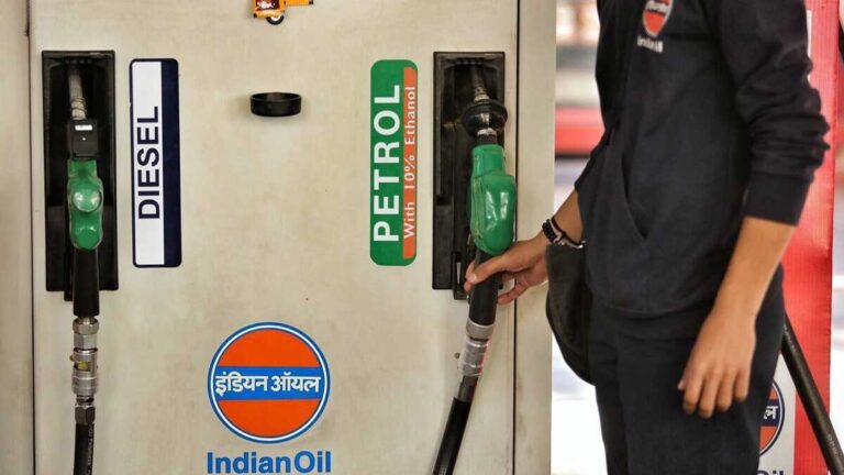 8 दिनों में 7वीं बार फिर बढ़े Petrol-Diesel के दाम: दरें देखें