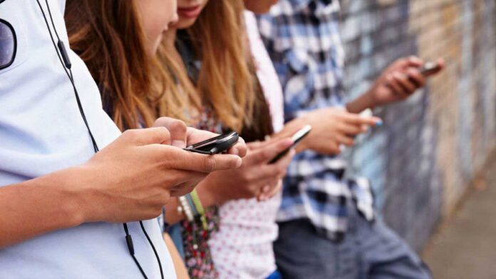 negative effects of social media on teenagers