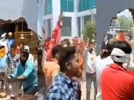 Hindu organizations broke the wall in front of the temple at Katni railway station