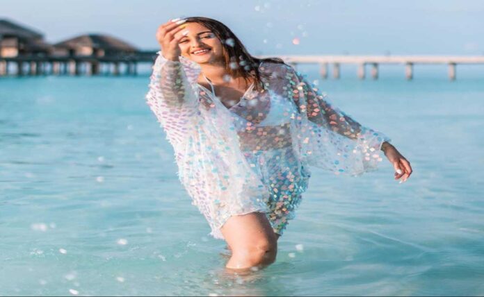 Sonakshi Sinha shares sexy pics from Maldives