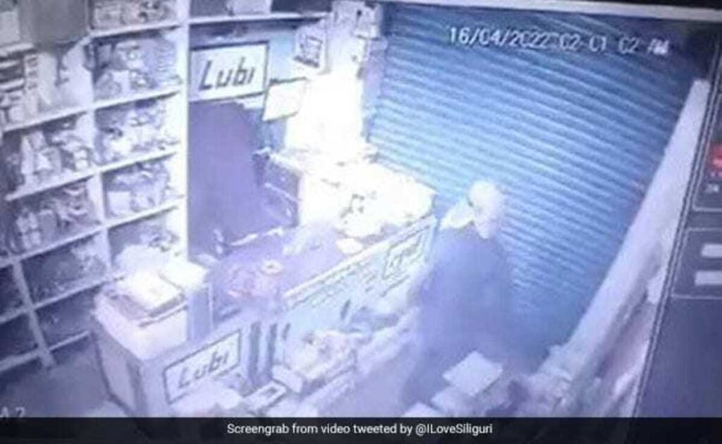 Thieves used excavator to steal ATM machine in Maharashtra