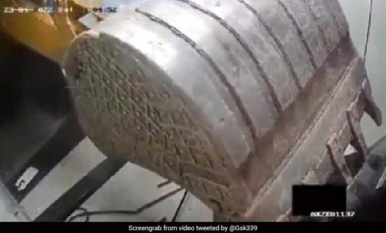 Thieves used excavator to steal ATM machine in Maharashtra