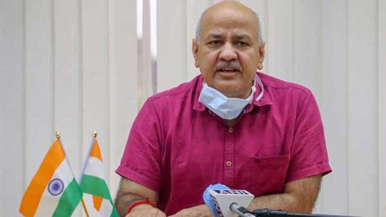 दिल्ली के शिक्षा मंत्री Manish Sisodia ने गुजरात के सरकारी स्कूलों की खिंचाई की