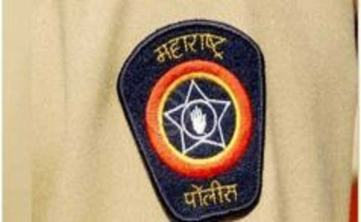 Robbery of rs 1lakh by becoming police officer