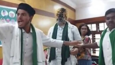 Ink attack on Rakesh Tikait in Bengaluru, chaos