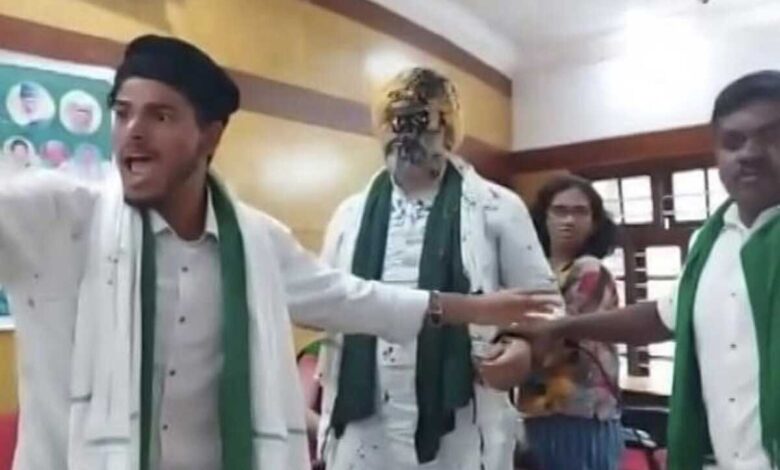 Ink attack on Rakesh Tikait in Bengaluru, chaos
