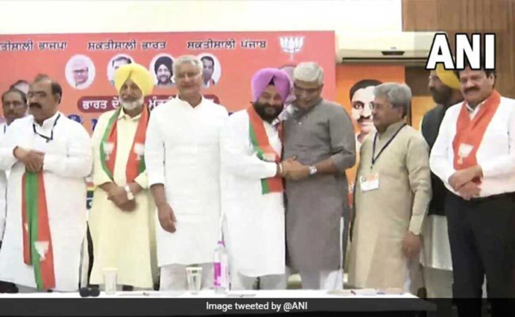 AAP takes on BJP: Says "Congress-Mukt” to "Congress-Yukt”