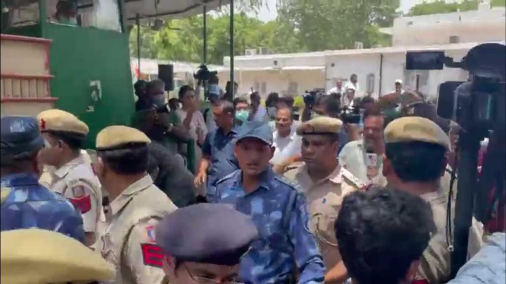 Congress Pulls Up Police For Entering Headquarters
