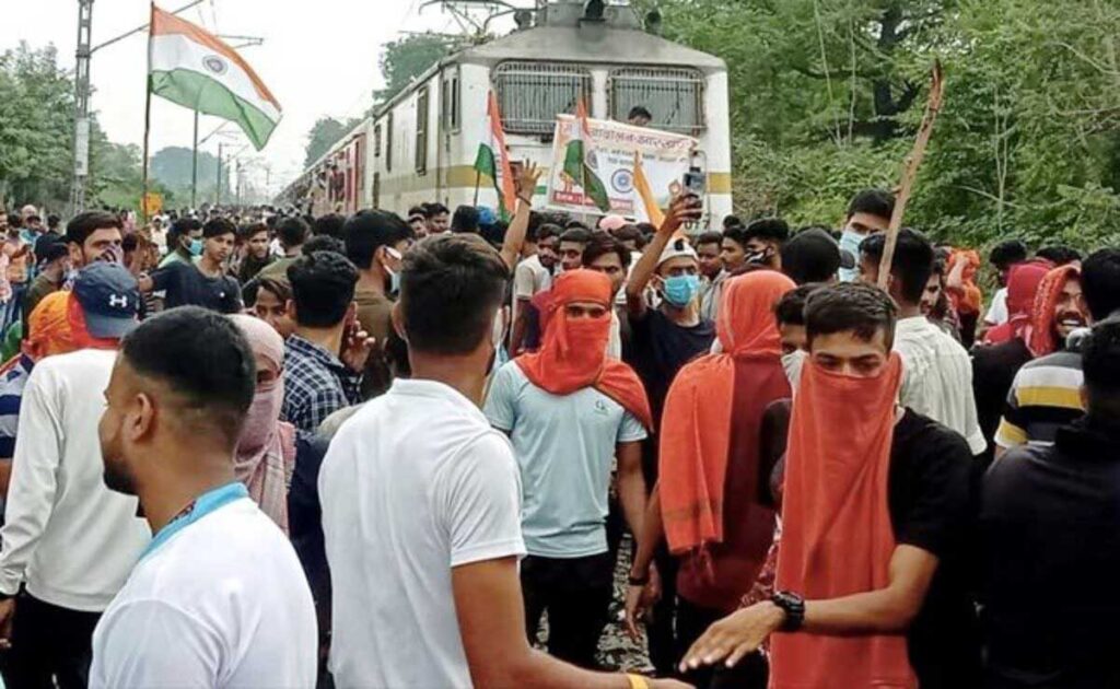 'Agneepath' Protest continues, Bihar halt train services
