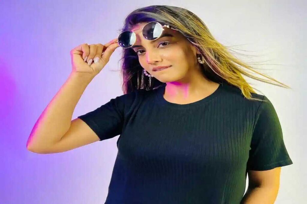 Akshara Singh's Bhojpuri Song 'Don't Touch My Hand' sets a new record
