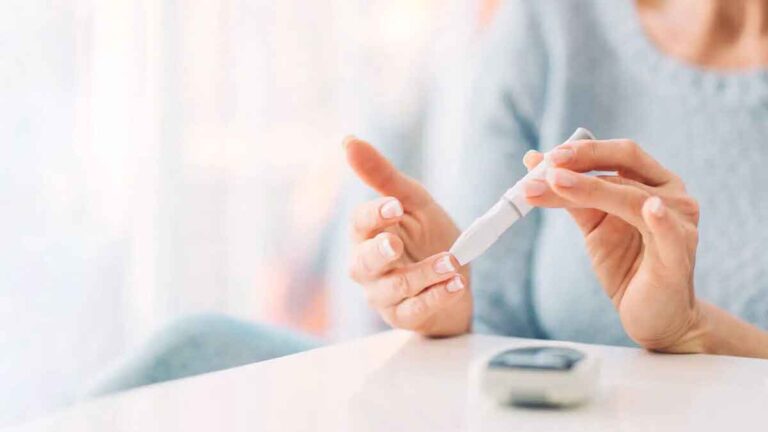 Type 1 Diabetes: लक्षण, उपचार, कारण और घरेलू देखभाल