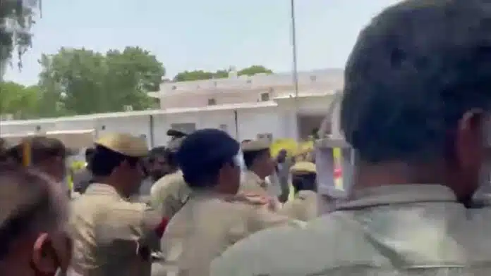 Congress Pulls Up Police For Entering Headquarters