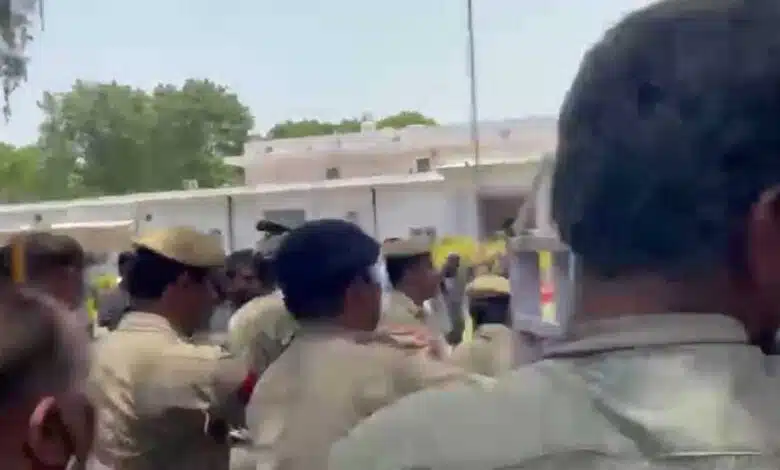 Congress Pulls Up Police For Entering Headquarters