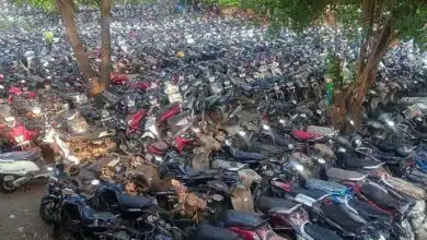 मुंबई: क्रेडिट रेटिंग एजेंसी आईसीआरए ने शुक्रवार को कहा कि दोपहिया वाहनों के लिए Third-Party Insurance प्रीमियम में वृद्धि, जो 1 जून से लागू हुई है, मांग पर भौतिक रूप से प्रभाव डालने की संभावना नहीं है। आईसीआरए ने कहा कि रूस-यूक्रेन युद्ध के कारण मुद्रास्फीति के दबाव और लंबे समय तक अर्धचालकों की कमी के बावजूद, उसे चालू वित्त वर्ष में दोपहिया उद्योग में सालाना आधार पर 7-10 प्रतिशत की वृद्धि की उम्मीद है। COVID-19 महामारी के कारण दो साल की मोहलत के बाद, प्रीमियम श्रेणी (150 सीसी से अधिक श्रेणी) के लिए Third-Party Insurance प्रीमियम दरों में 15-20 प्रतिशत के बीच बढ़ोतरी की गई है। हालांकि, एंट्री-लेवल मोटरसाइकिल और स्कूटर (75 cc-150 cc), जो कुल दोपहिया वाहनों की मात्रा में 89 प्रतिशत का योगदान देता है, को किसी भी बढ़ोतरी से बख्शा गया है। Third-Party Insurance प्रीमीयम में वृद्धि से कोई असर नहीं आईसीआरए ने कहा कि तीसरे पक्ष के बीमा प्रीमियम में वृद्धि से दोपहिया वाहनों की मांग पर कोई असर होने की संभावना नहीं है। इसके अलावा, इस तथ्य को देखते हुए कि दर वृद्धि के कारण प्रीमियम सेगमेंट के लिए on road की कीमत में 1 प्रतिशत से कम की वृद्धि भी महत्वपूर्ण नहीं है, इसमें कहा गया है कि Third-Party Insurance दरों में बढ़ोतरी का उपभोक्ता भावनाओं पर बड़ा असर पड़ने की संभावना नहीं है और यह उद्योग के लिए राहत की तरह है, जो कम मांग से जूझ रहा है। घरेलू दोपहिया उद्योग की मात्रा वित्त वर्ष 2022 में लगातार तीसरे वर्ष अनुबंधित हुई, जिसमें उपभोक्ता भावना मौन रही। रोहन कंवर गुप्ता, उपाध्यक्ष, कॉर्पोरेट रेटिंग, आईसीआरए ने कहा कि दोपहिया वाहन के स्वामित्व की लागत पिछले कुछ वर्षों में लगातार बढ़ रही है, जिससे सामर्थ्य पर असर पड़ रहा है। “मूल उपकरण निर्माताओं (ओईएम) को कच्चे माल की सख्तता, कड़े उत्सर्जन मानदंडों में परिवर्तन और नियमों द्वारा अनिवार्य परिवर्तन, विशेष रूप से सुरक्षा मानकों के संबंध में कई कारकों के कारण कीमतों में वृद्धि करने के लिए मजबूर किया गया है।” "वित्त वर्ष 2022 में, कीमतों पर नियामक अधिसूचनाओं का कोई प्रभाव नहीं होने के बावजूद, ओईएम को कई मूल्य वृद्धि के माध्यम से कच्चे माल के सख्त प्रभाव को पारित करना पड़ा। नतीजतन, बढ़ी हुई कच्चे तेल की कीमतों के साथ अधिग्रहण की बढ़ी हुई लागत ने स्वामित्व की लागत में उल्लेखनीय वृद्धि की है” गुप्ता ने कहा। यह देखते हुए कि रबी की अच्छी फसल के बाद ग्रामीण भावनाओं में सुधार और त्योहारों और शादियों की मांग के कारण, मोटरसाइकिलों की थोक मात्रा में अप्रैल और मई में सुधार हुआ; आईसीआरए ने कहा, शिक्षा संस्थानों को फिर से खोलने और कॉरपोरेट इंडिया में वर्क फ्रॉम होम ट्रेंड में उलटफेर ने भी स्कूटर के उठाव को समर्थन दिया। जिससे दुपहिया उद्योग की संभावनाओं में सुधार की उम्मीद जगी है। जैसा कि मांग नाजुक बनी हुई है, अधिग्रहण की लागत में और वृद्धि से निकट अवधि में 2W के लिए मांग की वसूली बाधित हो सकती है, रेटिंग एजेंसी ने कहा, साथ ही, यह तथ्य कि एंट्री-लेवल टू-व्हीलर सेगमेंट को बीमा मूल्य वृद्धि से बाहर रखा गया है, उद्योग के लिए एक राहत की बात है। यहां तक ​​​​कि रूस-यूक्रेन संघर्ष के कारण मुद्रास्फीति के दबाव और लंबी अर्धचालक चिप की कमी के बावजूद उद्योग के लिए हेडविंड बने हुए हैं, व्यापक टीकाकरण कवरेज, शिक्षा संस्थानों और कॉरपोरेट्स को फिर से खोलना; और सामान्य मानसून की उम्मीदें, सभी आधार के साथ, वित्त वर्ष 2023 में उद्योग के लिए सालाना आधार पर 7-10 प्रतिशत की वृद्धि की उम्मीद है।