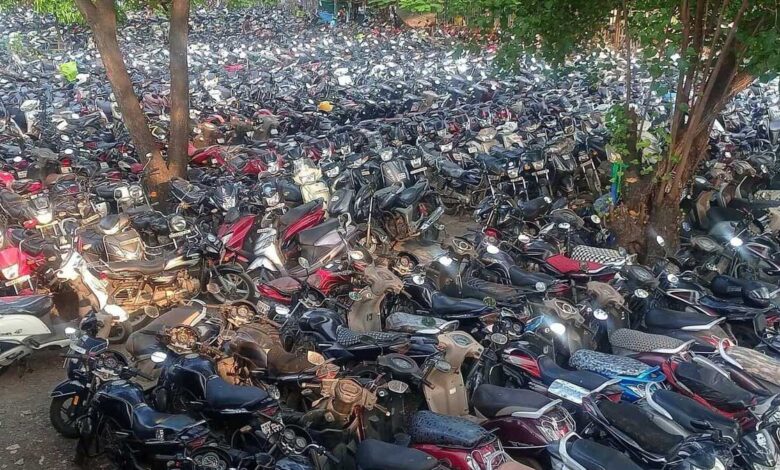 मुंबई: क्रेडिट रेटिंग एजेंसी आईसीआरए ने शुक्रवार को कहा कि दोपहिया वाहनों के लिए Third-Party Insurance प्रीमियम में वृद्धि, जो 1 जून से लागू हुई है, मांग पर भौतिक रूप से प्रभाव डालने की संभावना नहीं है। आईसीआरए ने कहा कि रूस-यूक्रेन युद्ध के कारण मुद्रास्फीति के दबाव और लंबे समय तक अर्धचालकों की कमी के बावजूद, उसे चालू वित्त वर्ष में दोपहिया उद्योग में सालाना आधार पर 7-10 प्रतिशत की वृद्धि की उम्मीद है। COVID-19 महामारी के कारण दो साल की मोहलत के बाद, प्रीमियम श्रेणी (150 सीसी से अधिक श्रेणी) के लिए Third-Party Insurance प्रीमियम दरों में 15-20 प्रतिशत के बीच बढ़ोतरी की गई है। हालांकि, एंट्री-लेवल मोटरसाइकिल और स्कूटर (75 cc-150 cc), जो कुल दोपहिया वाहनों की मात्रा में 89 प्रतिशत का योगदान देता है, को किसी भी बढ़ोतरी से बख्शा गया है। Third-Party Insurance प्रीमीयम में वृद्धि से कोई असर नहीं आईसीआरए ने कहा कि तीसरे पक्ष के बीमा प्रीमियम में वृद्धि से दोपहिया वाहनों की मांग पर कोई असर होने की संभावना नहीं है। इसके अलावा, इस तथ्य को देखते हुए कि दर वृद्धि के कारण प्रीमियम सेगमेंट के लिए on road की कीमत में 1 प्रतिशत से कम की वृद्धि भी महत्वपूर्ण नहीं है, इसमें कहा गया है कि Third-Party Insurance दरों में बढ़ोतरी का उपभोक्ता भावनाओं पर बड़ा असर पड़ने की संभावना नहीं है और यह उद्योग के लिए राहत की तरह है, जो कम मांग से जूझ रहा है। घरेलू दोपहिया उद्योग की मात्रा वित्त वर्ष 2022 में लगातार तीसरे वर्ष अनुबंधित हुई, जिसमें उपभोक्ता भावना मौन रही। रोहन कंवर गुप्ता, उपाध्यक्ष, कॉर्पोरेट रेटिंग, आईसीआरए ने कहा कि दोपहिया वाहन के स्वामित्व की लागत पिछले कुछ वर्षों में लगातार बढ़ रही है, जिससे सामर्थ्य पर असर पड़ रहा है। “मूल उपकरण निर्माताओं (ओईएम) को कच्चे माल की सख्तता, कड़े उत्सर्जन मानदंडों में परिवर्तन और नियमों द्वारा अनिवार्य परिवर्तन, विशेष रूप से सुरक्षा मानकों के संबंध में कई कारकों के कारण कीमतों में वृद्धि करने के लिए मजबूर किया गया है।” "वित्त वर्ष 2022 में, कीमतों पर नियामक अधिसूचनाओं का कोई प्रभाव नहीं होने के बावजूद, ओईएम को कई मूल्य वृद्धि के माध्यम से कच्चे माल के सख्त प्रभाव को पारित करना पड़ा। नतीजतन, बढ़ी हुई कच्चे तेल की कीमतों के साथ अधिग्रहण की बढ़ी हुई लागत ने स्वामित्व की लागत में उल्लेखनीय वृद्धि की है” गुप्ता ने कहा। यह देखते हुए कि रबी की अच्छी फसल के बाद ग्रामीण भावनाओं में सुधार और त्योहारों और शादियों की मांग के कारण, मोटरसाइकिलों की थोक मात्रा में अप्रैल और मई में सुधार हुआ; आईसीआरए ने कहा, शिक्षा संस्थानों को फिर से खोलने और कॉरपोरेट इंडिया में वर्क फ्रॉम होम ट्रेंड में उलटफेर ने भी स्कूटर के उठाव को समर्थन दिया। जिससे दुपहिया उद्योग की संभावनाओं में सुधार की उम्मीद जगी है। जैसा कि मांग नाजुक बनी हुई है, अधिग्रहण की लागत में और वृद्धि से निकट अवधि में 2W के लिए मांग की वसूली बाधित हो सकती है, रेटिंग एजेंसी ने कहा, साथ ही, यह तथ्य कि एंट्री-लेवल टू-व्हीलर सेगमेंट को बीमा मूल्य वृद्धि से बाहर रखा गया है, उद्योग के लिए एक राहत की बात है। यहां तक ​​​​कि रूस-यूक्रेन संघर्ष के कारण मुद्रास्फीति के दबाव और लंबी अर्धचालक चिप की कमी के बावजूद उद्योग के लिए हेडविंड बने हुए हैं, व्यापक टीकाकरण कवरेज, शिक्षा संस्थानों और कॉरपोरेट्स को फिर से खोलना; और सामान्य मानसून की उम्मीदें, सभी आधार के साथ, वित्त वर्ष 2023 में उद्योग के लिए सालाना आधार पर 7-10 प्रतिशत की वृद्धि की उम्मीद है।