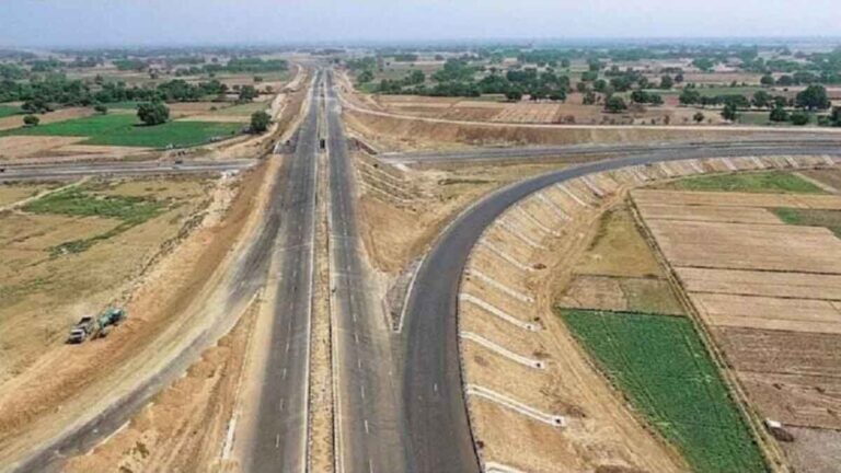 Bundelkhand Expressway पर वरुण गांधी: “5 दिनों की बारिश नहीं ले सका”