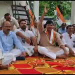 Congress leaders demonstrated in Hardoi
