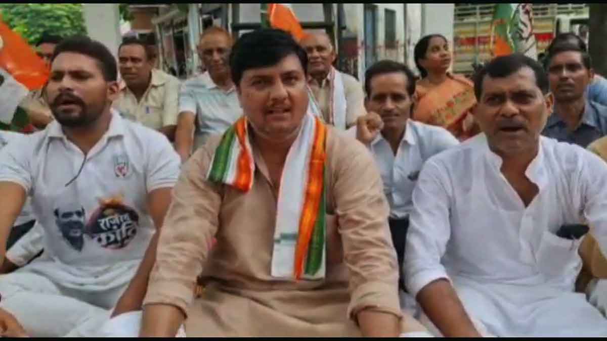 Congress leaders demonstrated in Hardoi