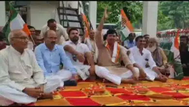 Congress leaders demonstrated in Hardoi