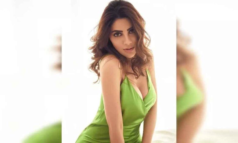 In green slinky dress Nikki Tamboli looking hot