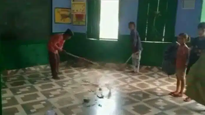 Broom being installed by children in Hardoi school