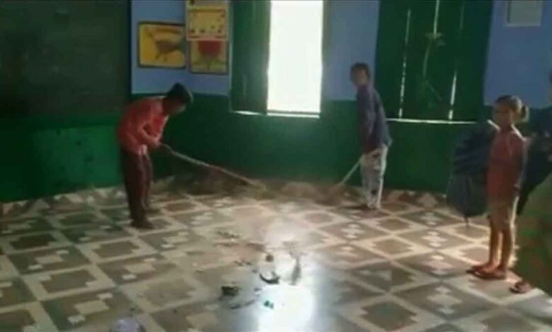 Broom being installed by children in Hardoi school