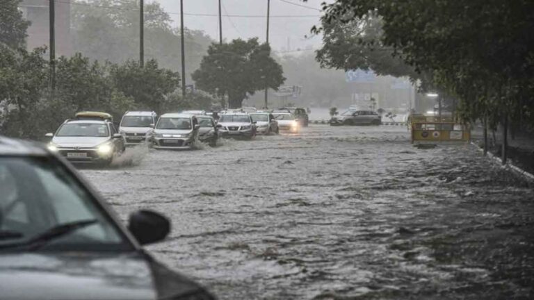 दिल्ली में Heavy Rain के बाद उड़ानें प्रभावित, ट्रैफिक जाम