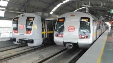 In Delhi Woman passenger jumps in front of metro