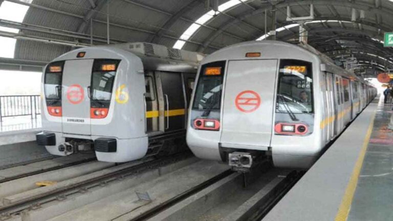 दिल्ली में चलती Metro के आगे कूदी महिला यात्री: रिपोर्ट