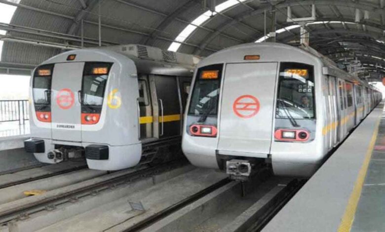In Delhi Woman passenger jumps in front of metro